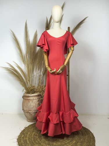 Traje de flamenca de nesgas color salmón con 2 volantes...
