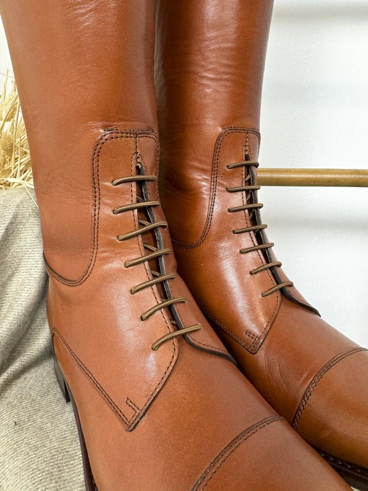 Bota hípica con cordones