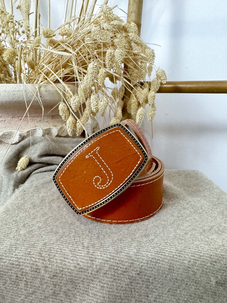 Hebilla rectangular inicial bordada J