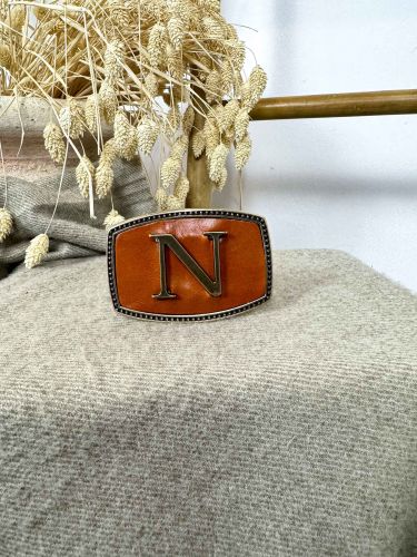 Hebilla rectangular inicial relieve N