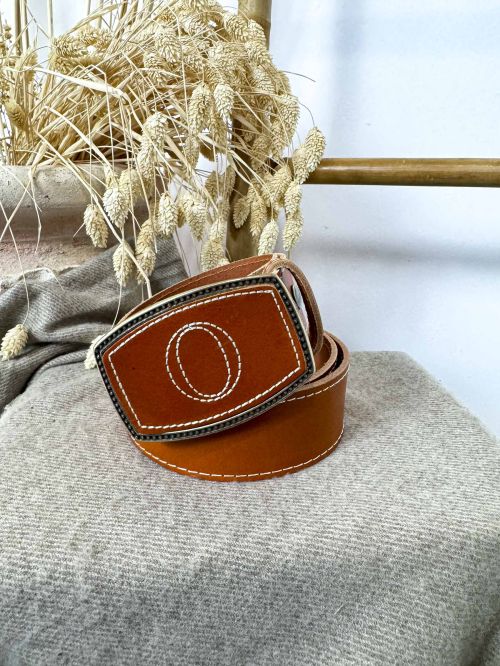 Hebilla rectangular inicial bordada O