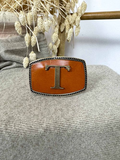 Hebilla rectangular inicial relieve T