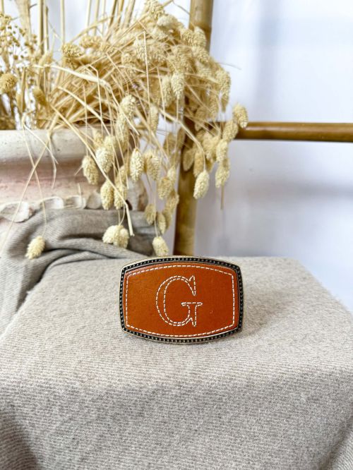 Hebilla rectangular inicial bordada G