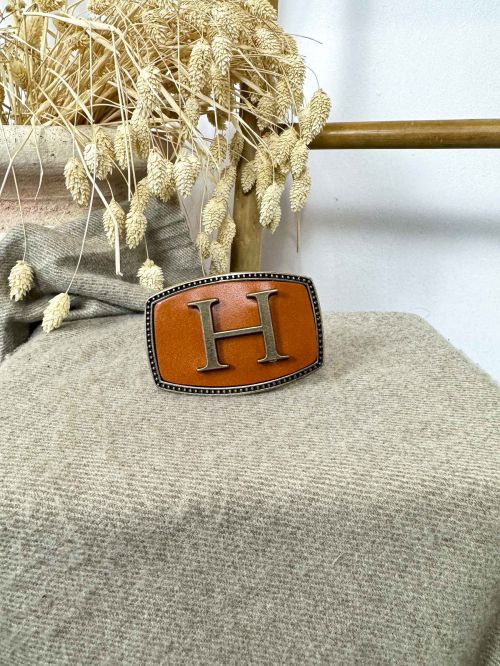 Hebilla rectangular inicial relieve H