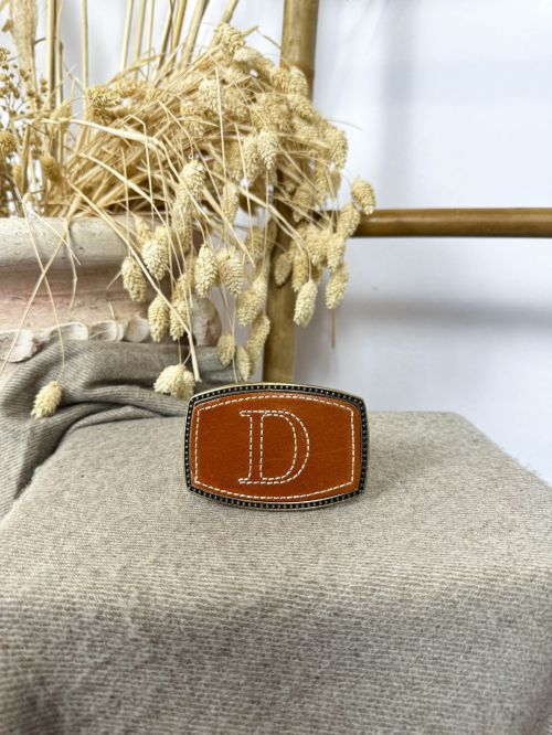 Hebilla rectangular inicial bordada D