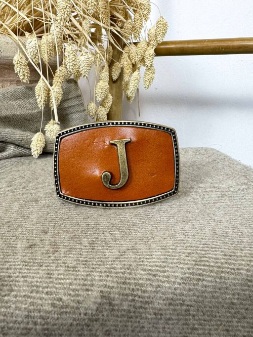 Hebilla rectangular inicial relieve J