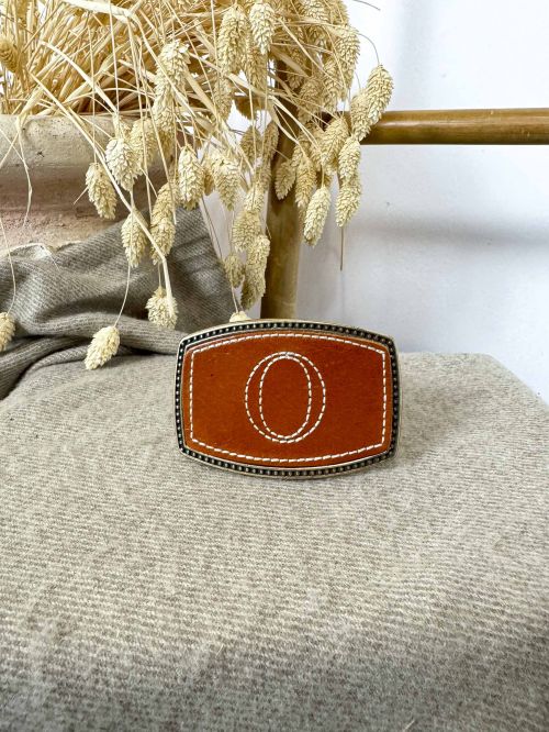 Hebilla rectangular inicial bordada O