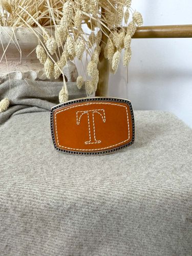 Hebilla rectangular inicial bordada T