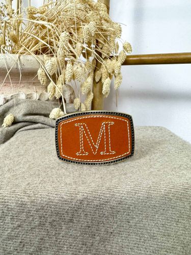 Hebilla rectangular inicial bordada M