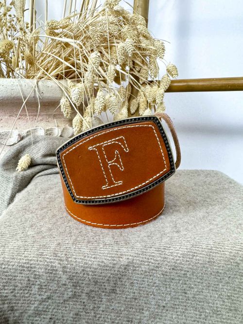 Hebilla rectangular inicial bordada F