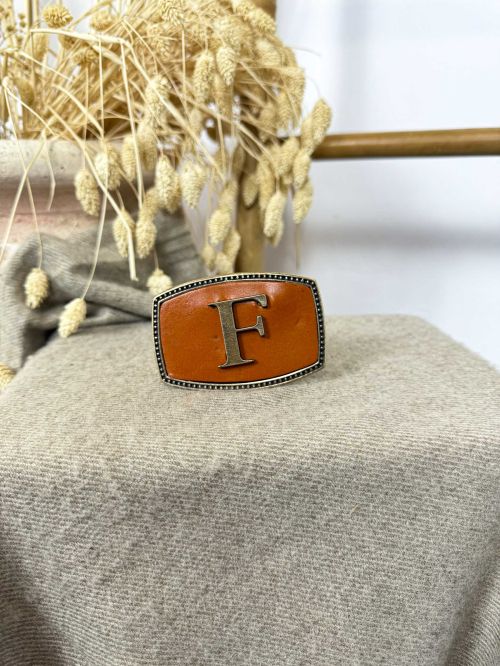 Hebilla rectangular inicial relieve F