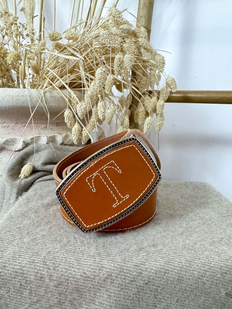 Hebilla rectangular inicial bordada T Hebilla rectangular inicial bordada T