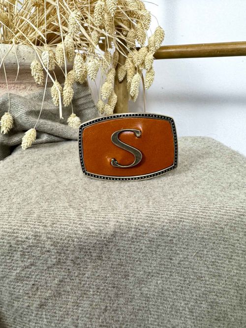 Hebilla rectangular inicial relieve S