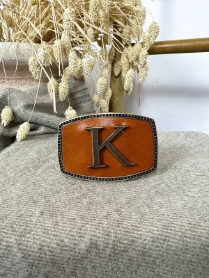 Hebilla rectangular inicial relieve K