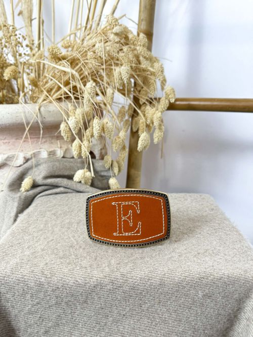 Hebilla rectangular inicial bordada E