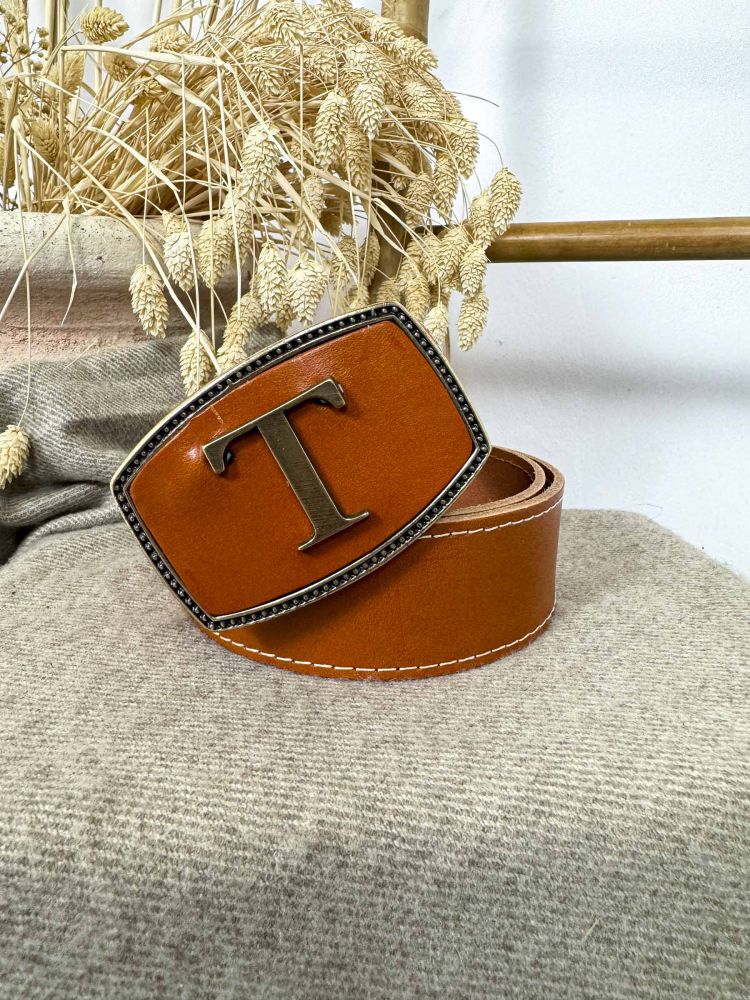 Hebilla rectangular inicial relieve T