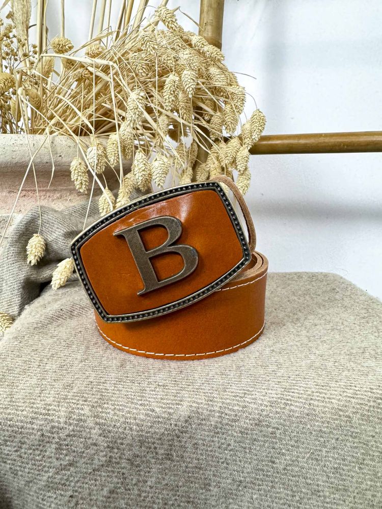 Hebilla rectangular inicial relieve B