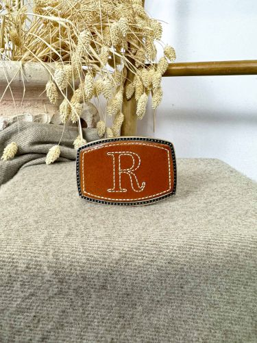 Hebilla rectangular inicial bordada R
