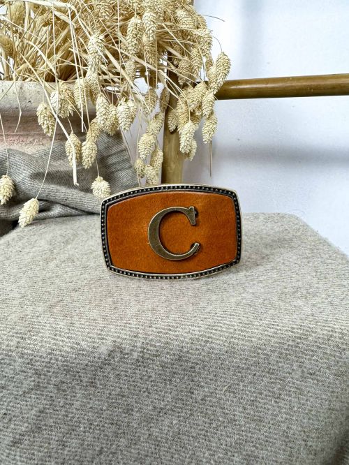 Hebilla rectangular forma oro viejo centro avellana inicial relieve C