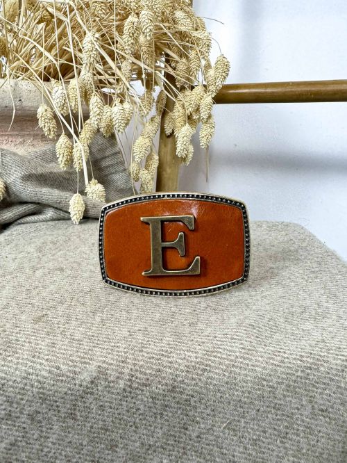 Hebilla rectangular inicial relieve E