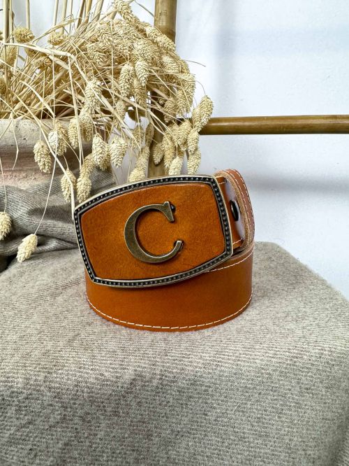 Hebilla rectangular forma oro viejo centro avellana inicial relieve C