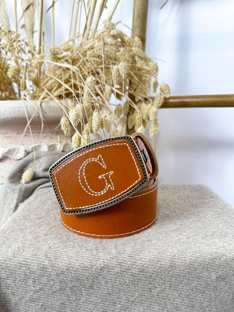 Hebilla rectangular inicial bordada G