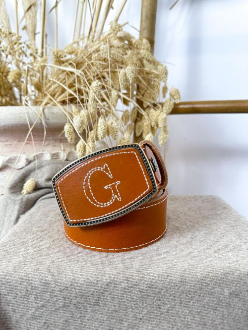 Hebilla rectangular inicial bordada G