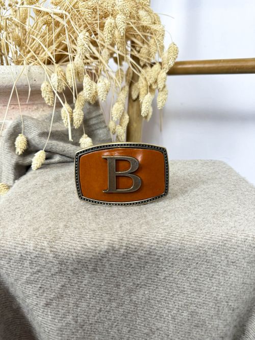 Hebilla rectangular inicial relieve B