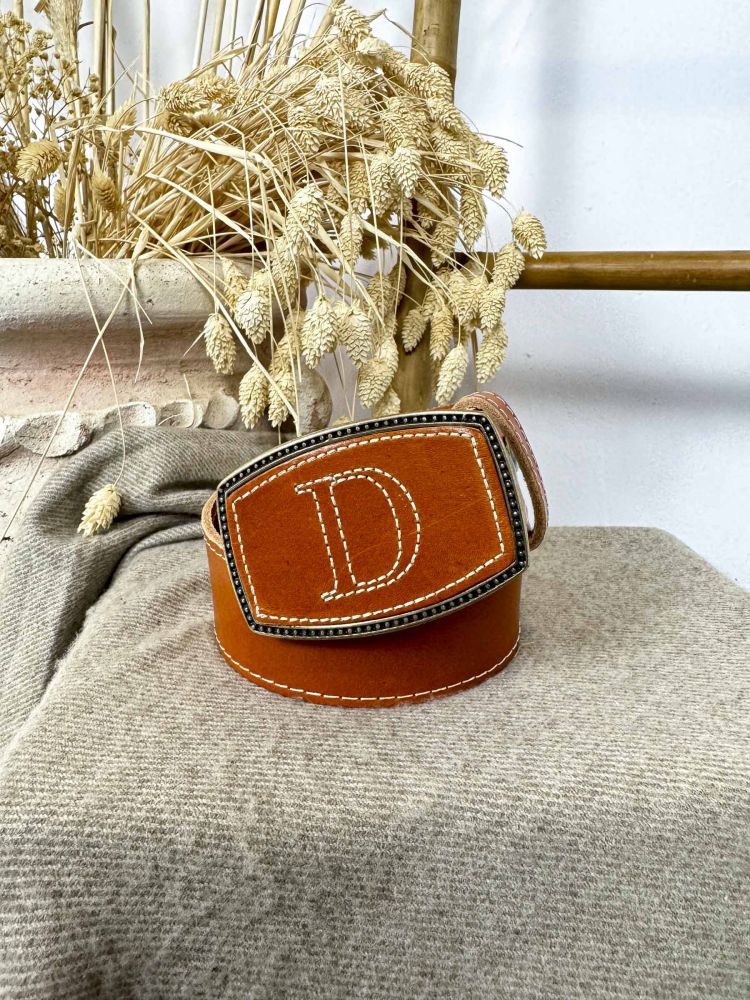 Hebilla rectangular inicial bordada D