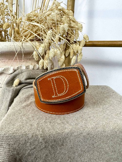 Hebilla rectangular inicial bordada D