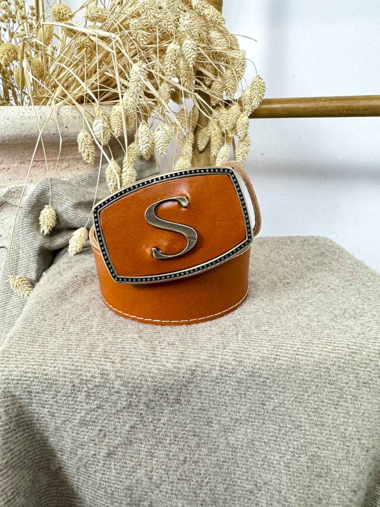 Hebilla rectangular inicial relieve S