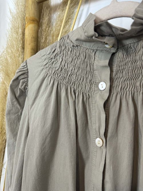 Blusa taupe cuello cisne fruncido