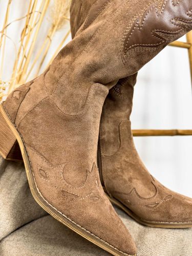 Bota cowboy caña media piel ante beige con apliques material