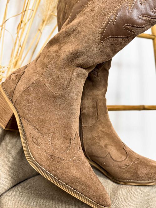 Bota cowboy caña media piel ante beige con apliques material