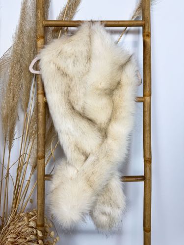 Estola cruzada de pelo sintético beige