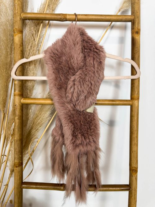 Bufanda corta de pelo natural de conejo color rosa y rabitos colgando