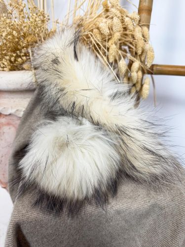 Puño de pelo color blanco