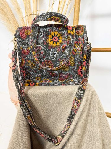 Bolso de antelina taupe estampado floral 2