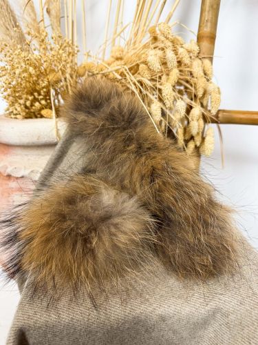 Puño de pelo color natural