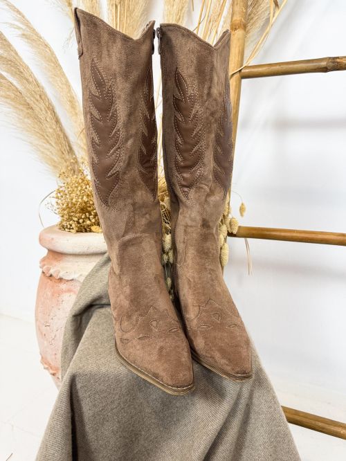 Bota cowboy caña media piel ante beige con apliques material