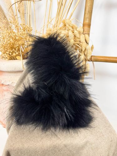 Puño de pelo color negro