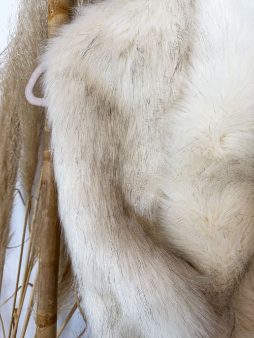 Estola cruzada de pelo sintético beige