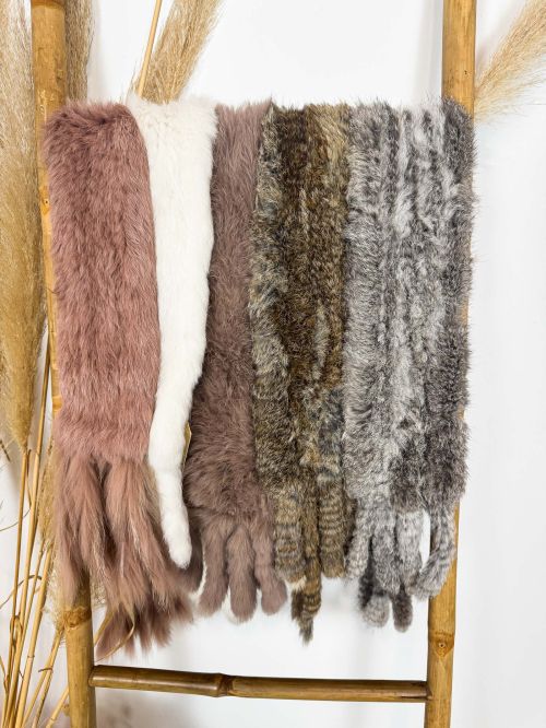 Bufanda corta de pelo natural de conejo color rosa y rabitos colgando