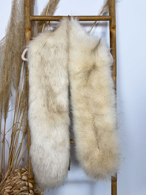 Estola cruzada de pelo sintético beige