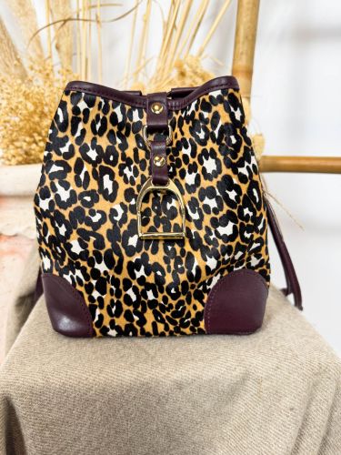 Bolso bombonera color cereza estampado leopardo blanco