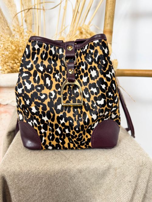 Bolso bombonera color cereza estampado leopardo blanco