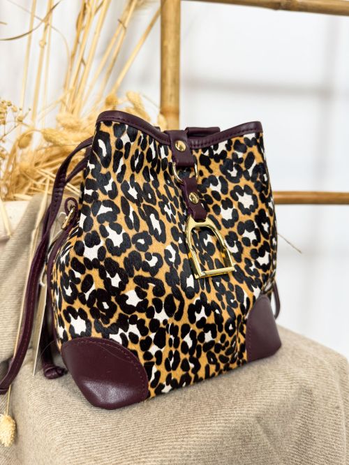 Bolso bombonera color cereza estampado leopardo blanco