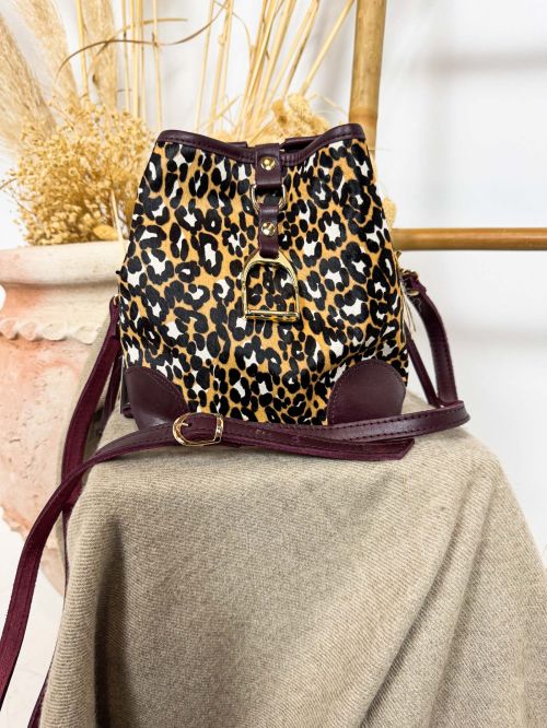 Bolso bombonera color cereza estampado leopardo blanco