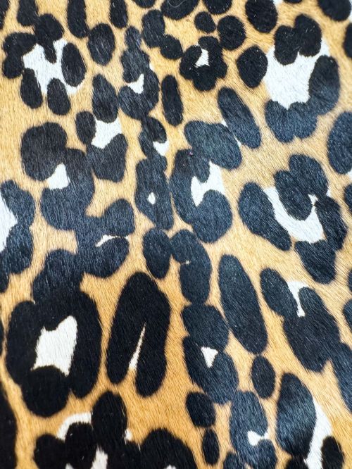 Bolso bombonera color cereza estampado leopardo blanco