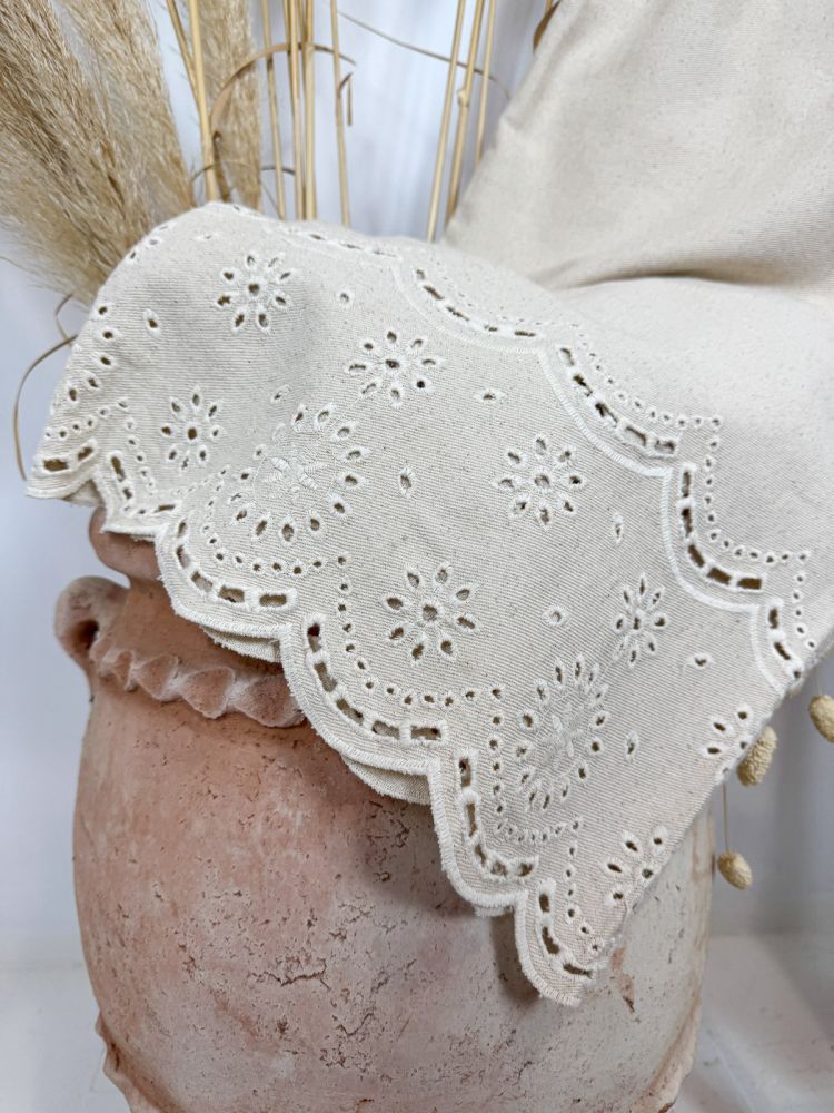 Vaquero palazzo perforado bajo